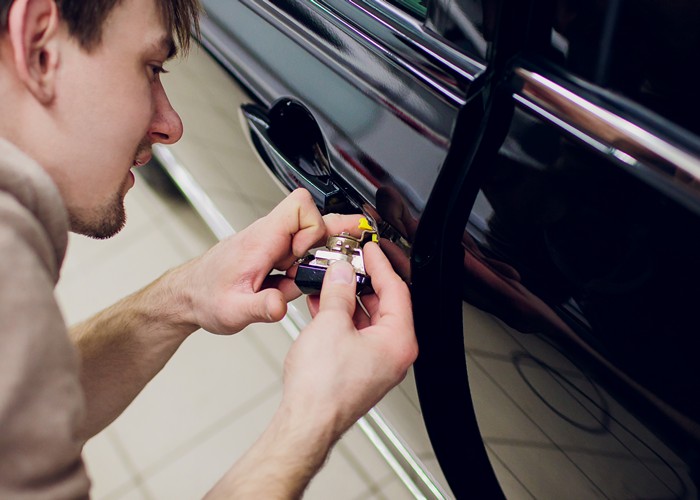 What do you do if the car key is broken?