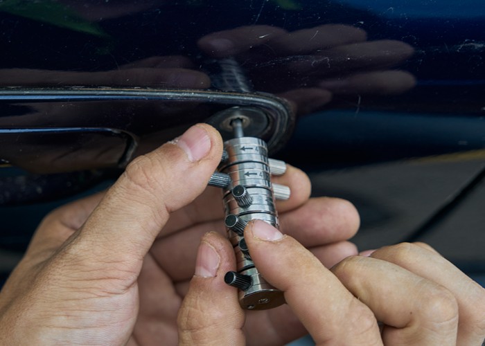 What to do in case of a broken key in the lock?